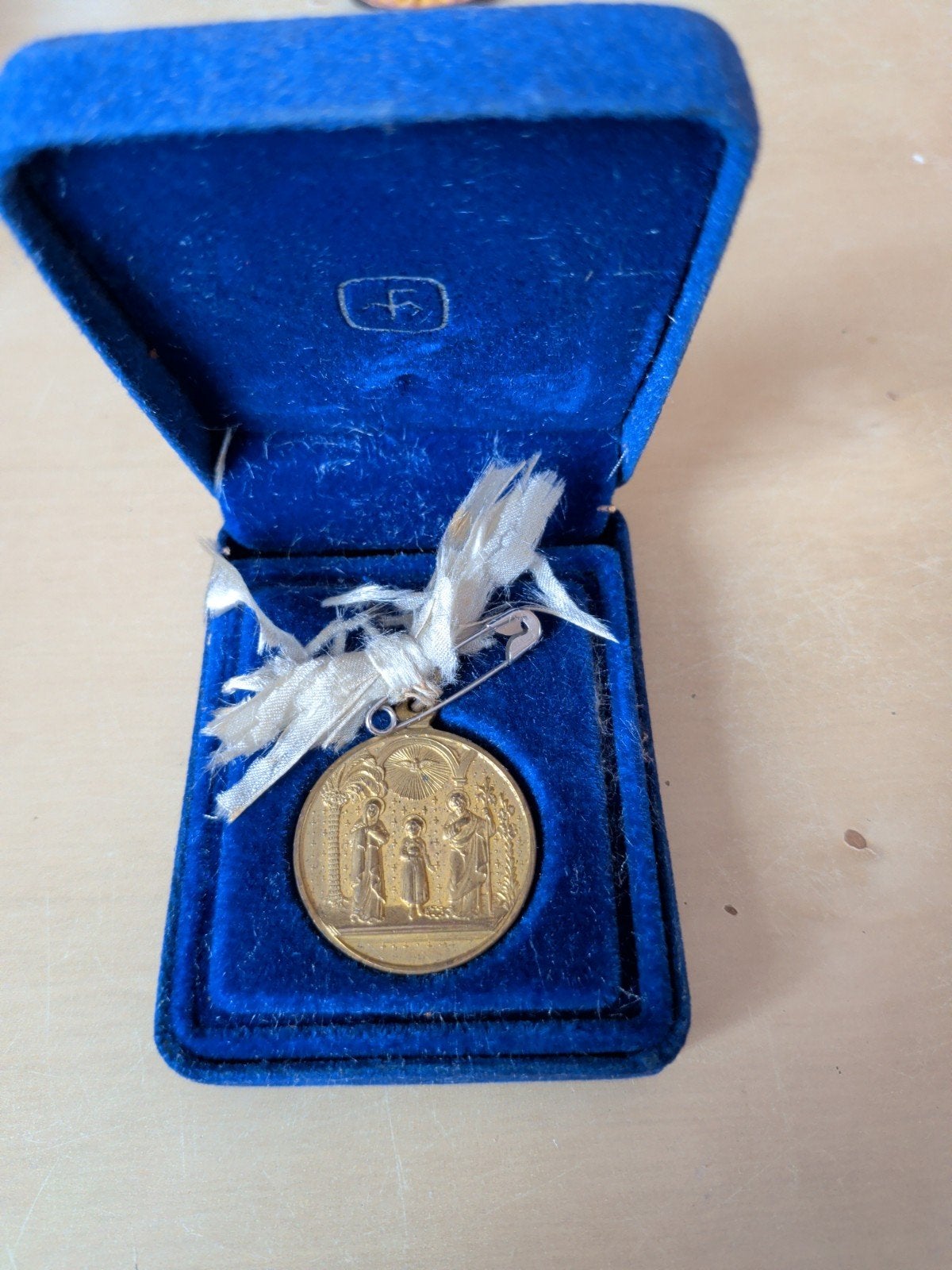 Antieke Medaille Broederschap Heilige Familie in Doosje, Ophalen of Verzenden