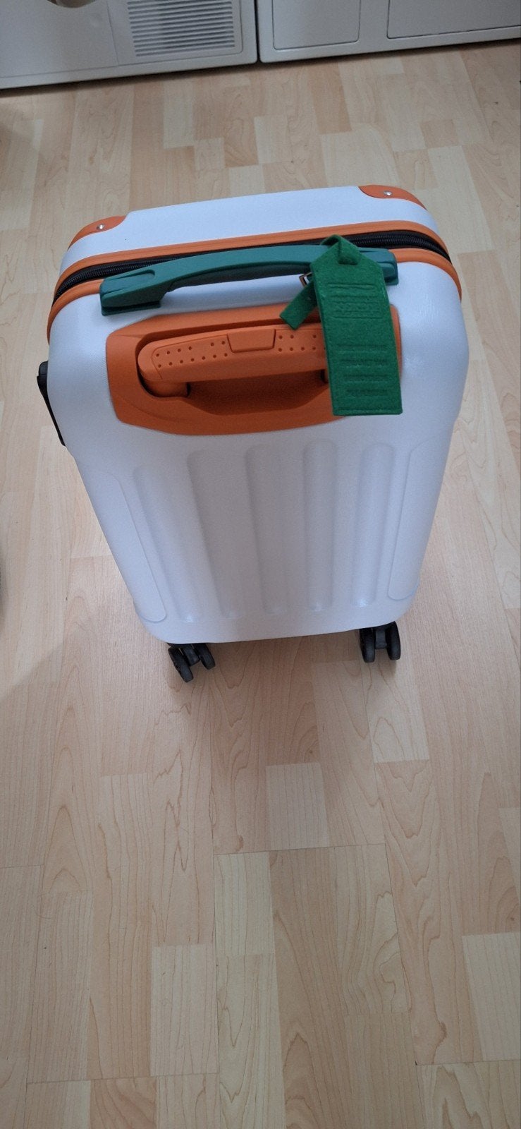 Te koop gloednieuwe wit met oranje cabinekoffer, Sieraden, Tassen en Uiterlijk, Koffers, Ophalen, Wieltjes, 50 tot 60 cm, Hard kunststof