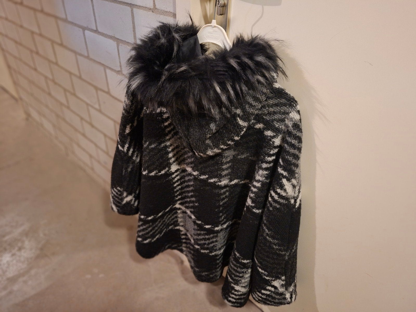 Stijlvolle cape met bontkraag - Zwart/Wit geruit, Kleding | Dames, Zwart, Maat 42/44 (L), Ophalen of Verzenden, Onbekend