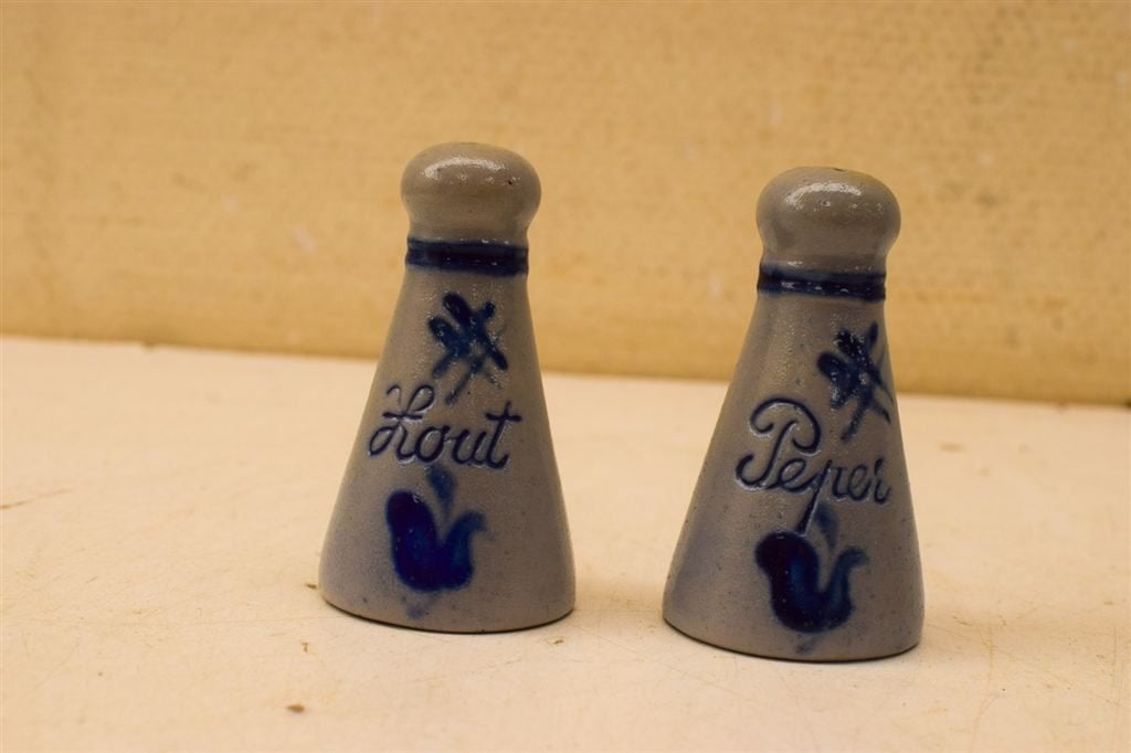 5 delige Vintage Peper en zout en suiker potje in een mandje, Gebruikt, Ophalen of Verzenden, Bord(en), Overige stijlen