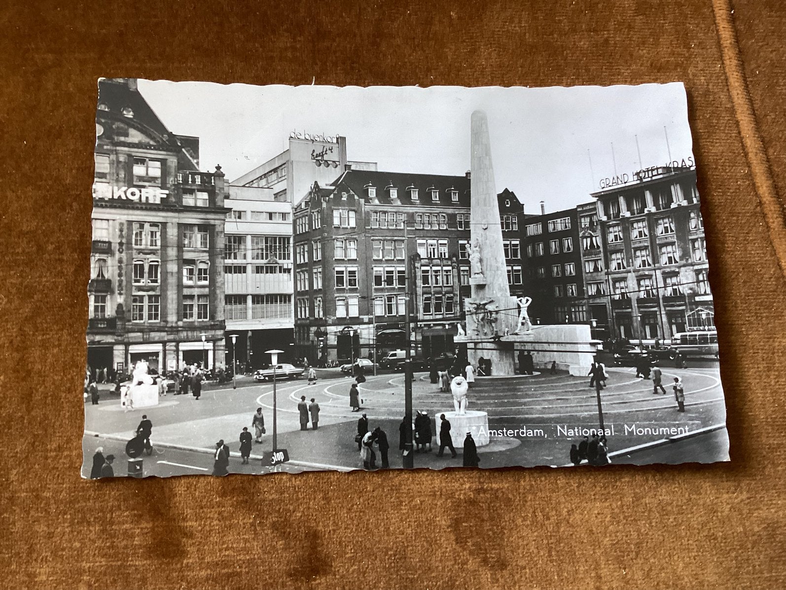 Amsterdam. Nationaal Monument. Veel volk. 1966, Ophalen of Verzenden, 1960 tot 1980, Noord-Holland