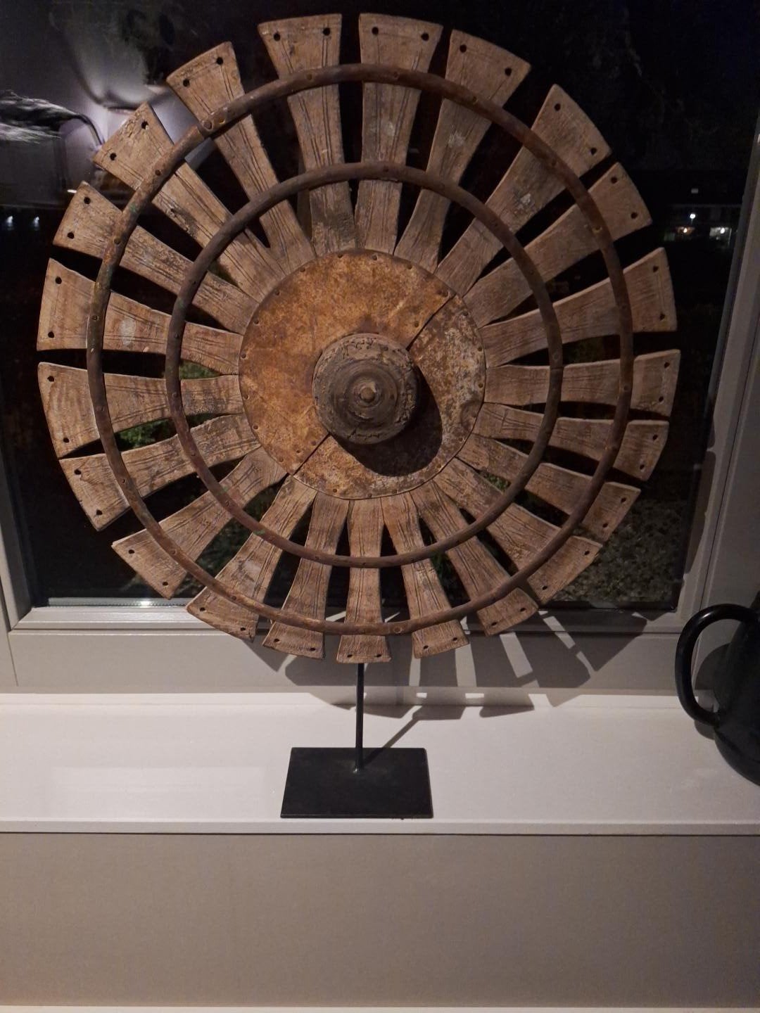 Oud decoratief spinnenwiel op standaard, Ophalen