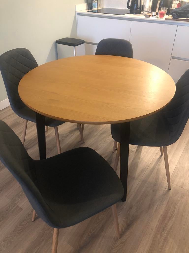 Round dinning table, Ophalen of Verzenden, Zo goed als nieuw, Rechthoekig, 150 tot 200 cm