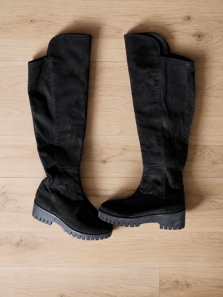 Zwarte suède overknee laarzen met grove zool, Kleding | Dames, Schoenen, Ophalen of Verzenden, Zo goed als nieuw, Zwart, Hoge laarzen