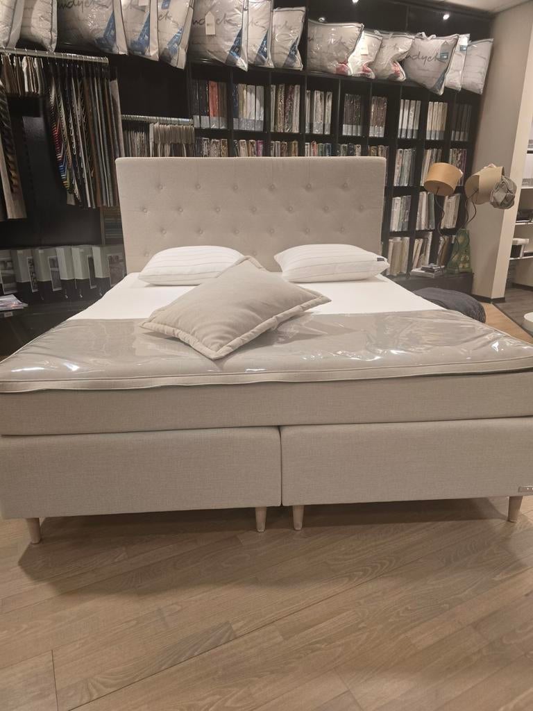 Splinternieuwe exclusieve Aya boxspring 45% korting, Huis en Inrichting, Ophalen of Verzenden, 180 cm, 210 cm, Beige
