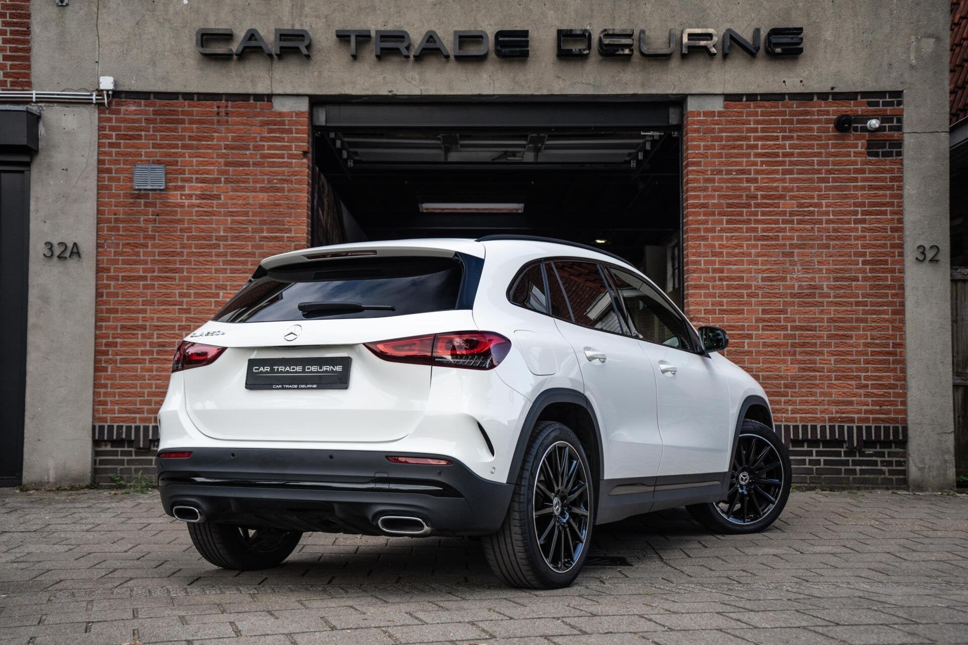 Mercedes GLA-klasse 250 e AMG Line Pano / Camera / Trekhaak, 77 km/l, Gebruikt, Zwart, Alcantara