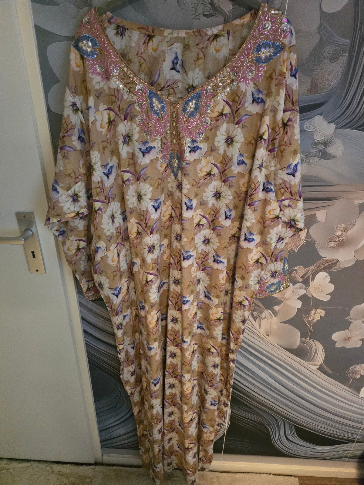 Prachtige splinternieuwe Dubai jurk - Maat XL, Kleding | Dames, Jurken, Verzenden, Nieuw, Maat 46/48 (XL) of groter, Beige