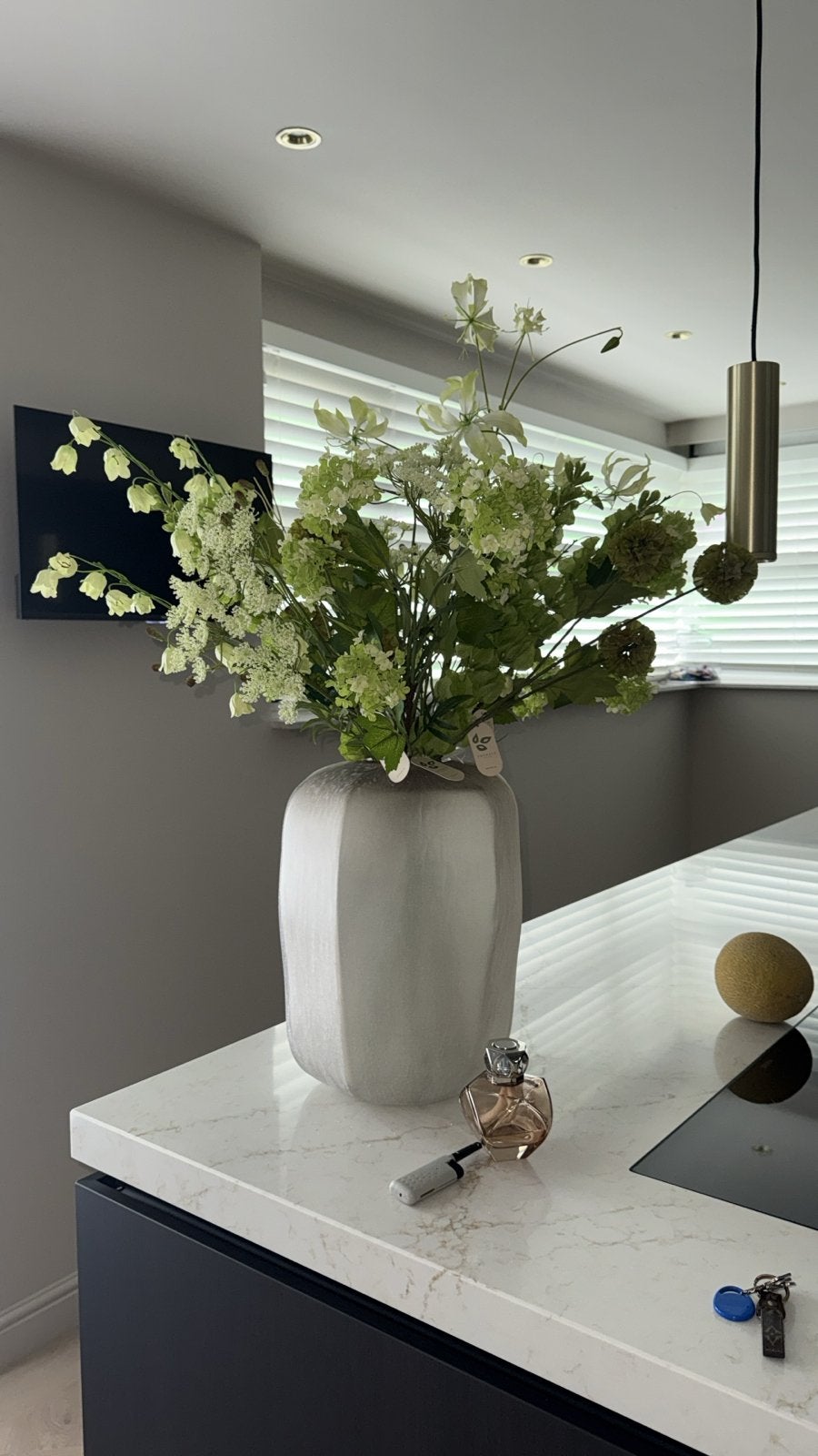 Vaas van Eichholtz met kunstbloemen - Helemaal nieuw, Ophalen, Overige materialen, Inclusief decoratie, Nieuw