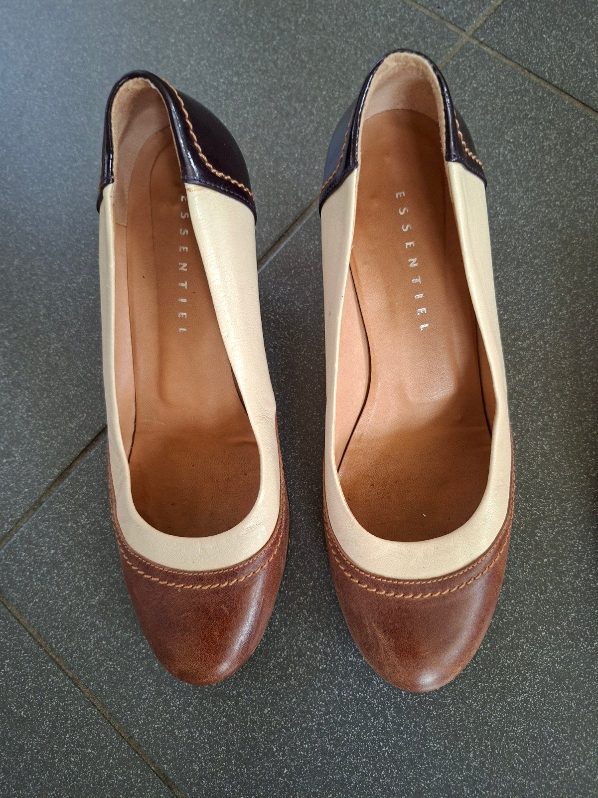 Rode pumps maat 38 en Essentiel pumps maat 38, Kleding | Dames, Ophalen, Pumps, Essentiel, Gedragen