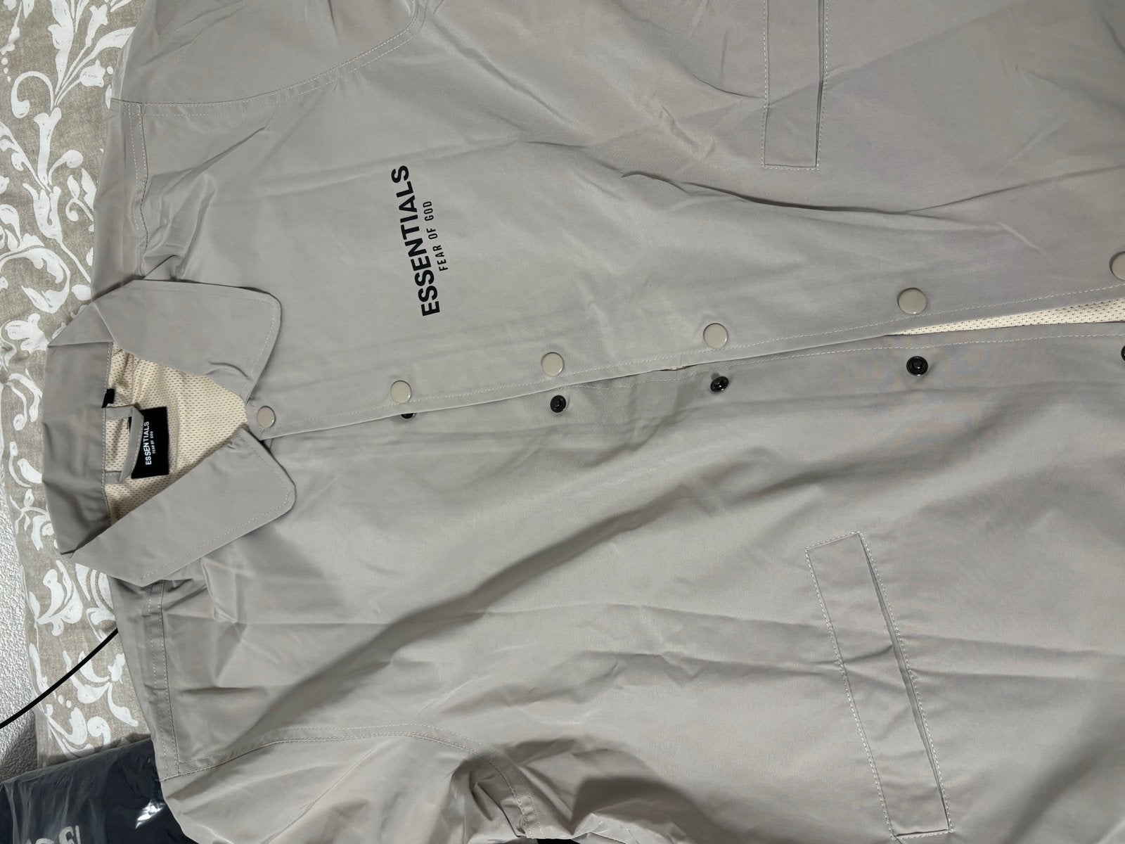 Essentials Fear of God Coach Jacket - Zo goed als nieuw, Ophalen of Verzenden, Zo goed als nieuw, Maat 48/50 (M), Beige