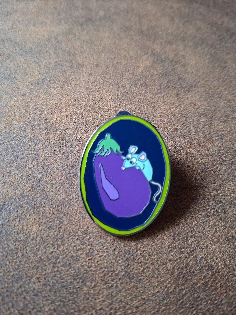 Remy's Ratatouille Hide & Squeak pin Walt Disney World 2015, Verzamelen, Ophalen of Verzenden, Overige figuren, Zo goed als nieuw