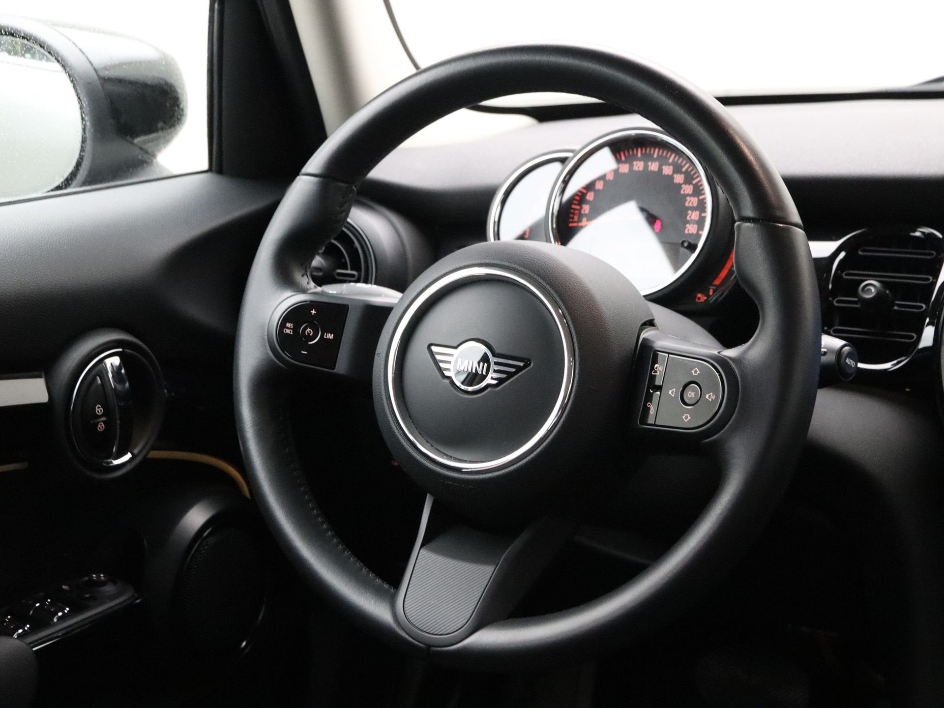 MINI 5-deurs Cooper Camden Edition Aut. (bj 2023, automaat), Auto's, Gebruikt, Met garantie (alle), Parkeersensor, Origineel Nederlands
