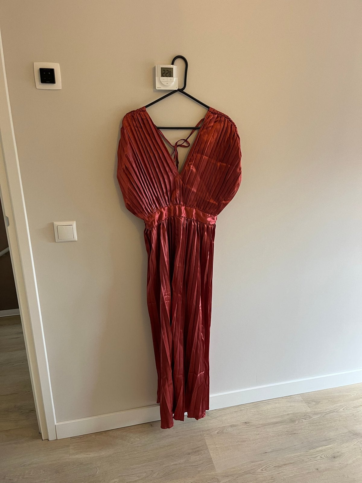 Elegante geplooide maxi-jurk, Maat 38/40 (M), Bruin, Ophalen of Verzenden, Zo goed als nieuw