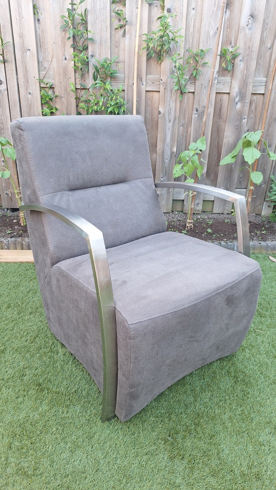 Comfortabele grijze fauteuil met metalen armleuningen, Ophalen, Gebruikt, 75 tot 100 cm, Metaal