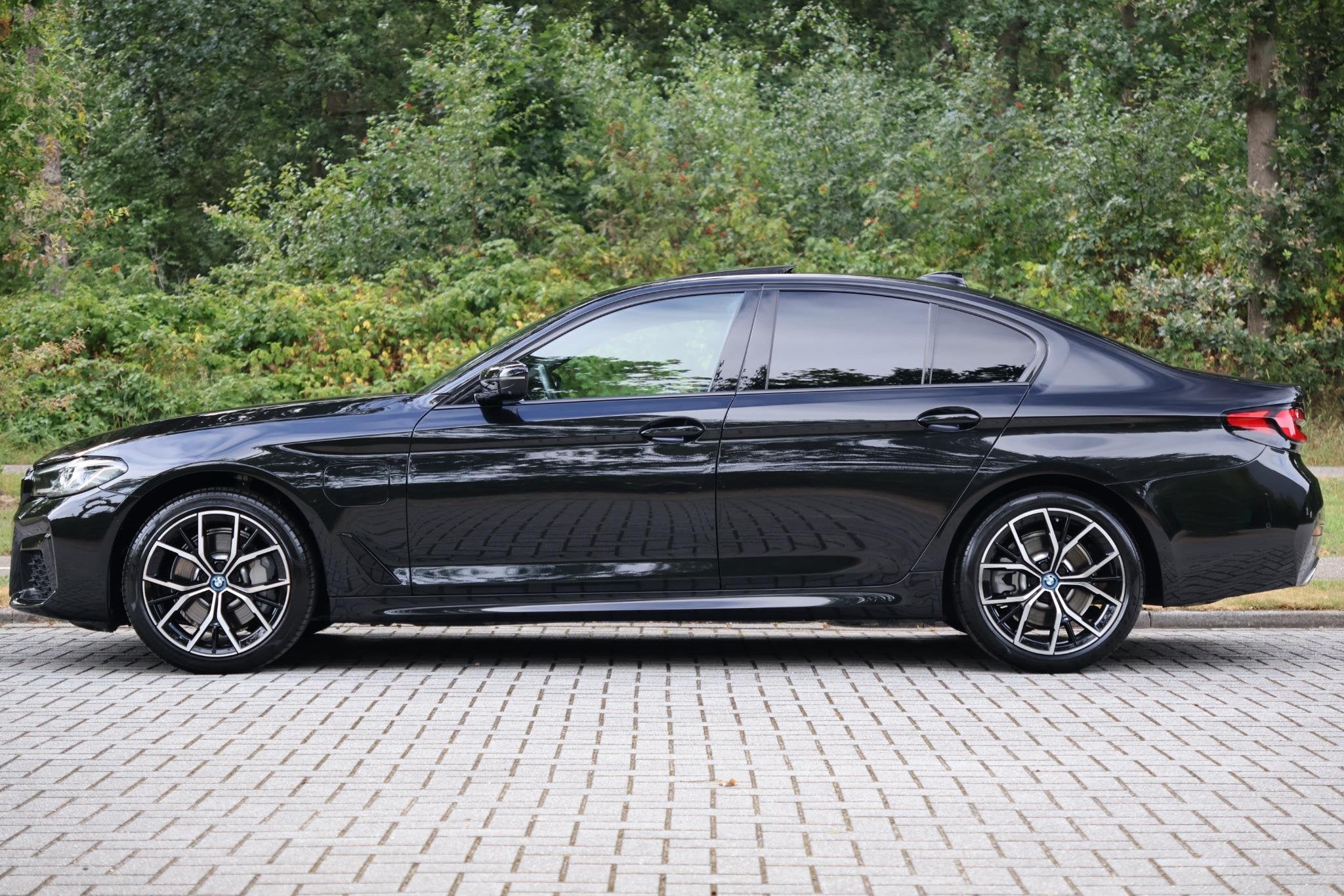 BMW 5-serie 530e xDrive High Executive M-Sport | Pano | HUD, 1998 cc, Gebruikt, 4 cilinders, 2000 kg