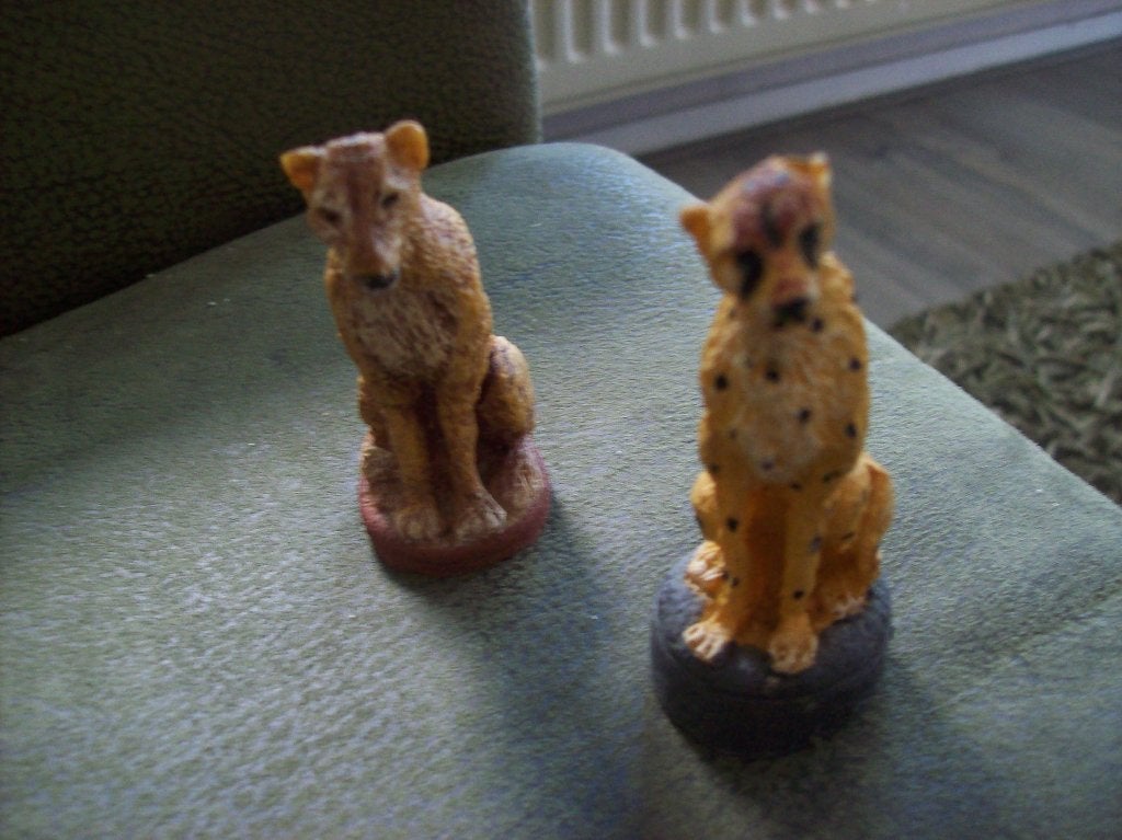 2 mooie gedetailleerde  beeldjes 7en7enhalvecm  handpainted, Ophalen, Zo goed als nieuw, Overige typen