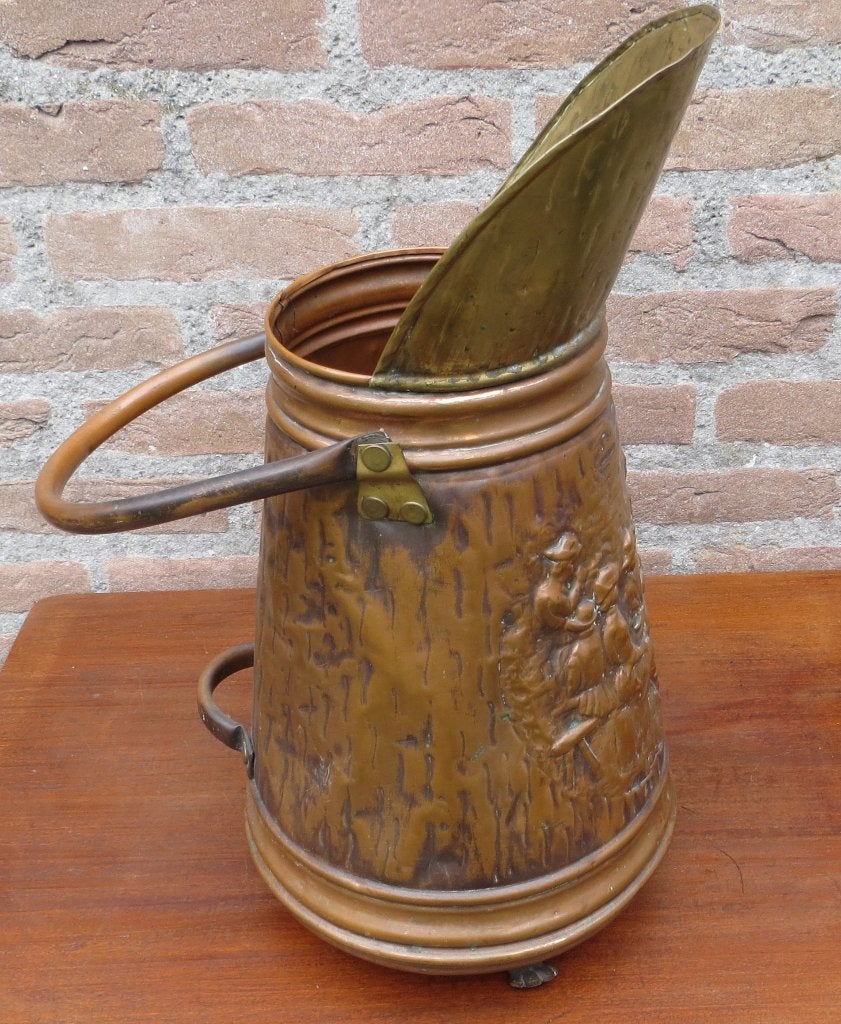 Koperen kolenkit met oud Hollandse figuren er op prima staat, Ophalen, Koper