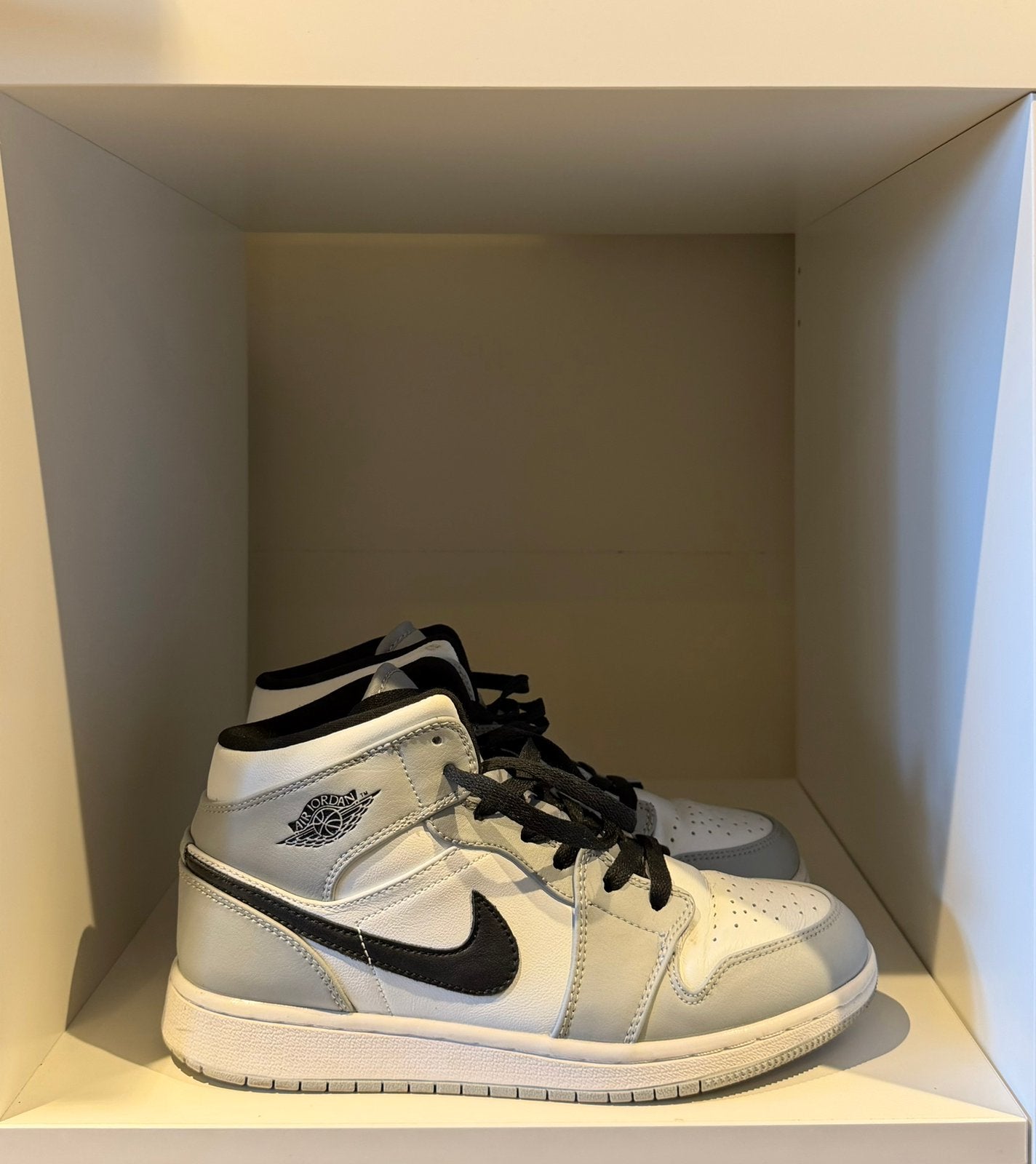 Air Jordan 1 Mid smokey grey, Ophalen of Verzenden, Zo goed als nieuw, Jongen of Meisje, Schoenen