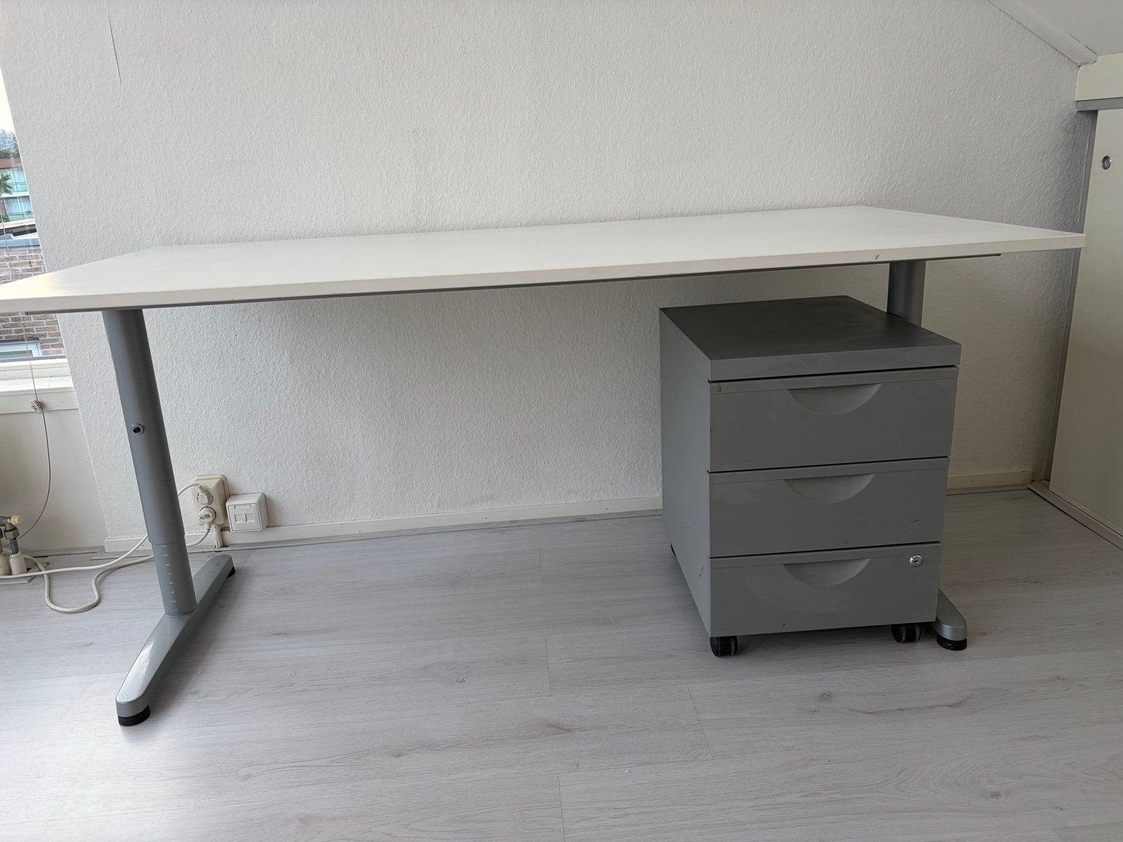 Modern IKEA wit bureau met ladeblok en kabelgoot, Ophalen, Gebruikt, Metaal, In hoogte verstelbaar