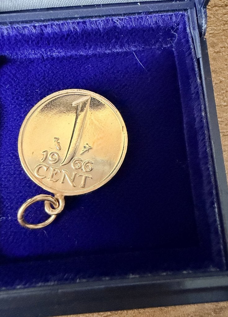 Vergulde Nederlandse 1 cent 1966 – Juliana – hanger + doosje, Sieraden, Tassen en Uiterlijk, Nieuw, Ophalen of Verzenden, Goud