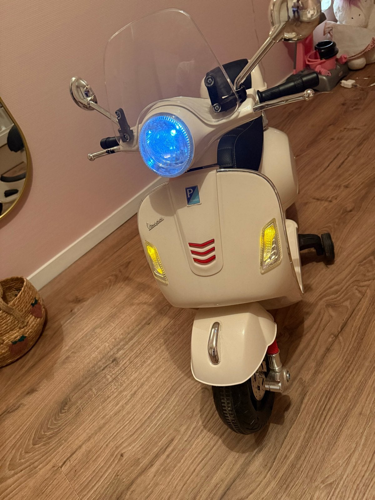 Elektrische kinder Vespa scooter als nieuw.., Ophalen, Zo goed als nieuw
