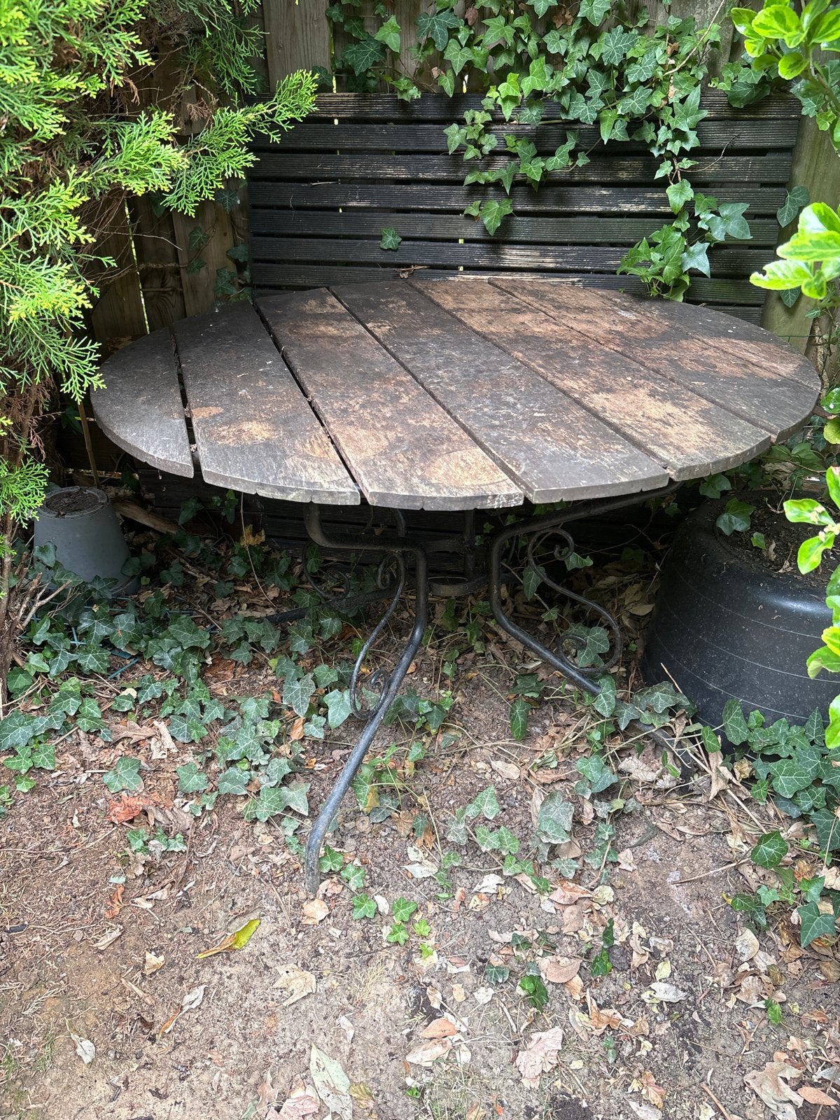 Ronde tuintafel met houten blad en metalen onderstel, Tuin en Terras, Tuintafels, Ophalen, Gebruikt, Rond, Hout