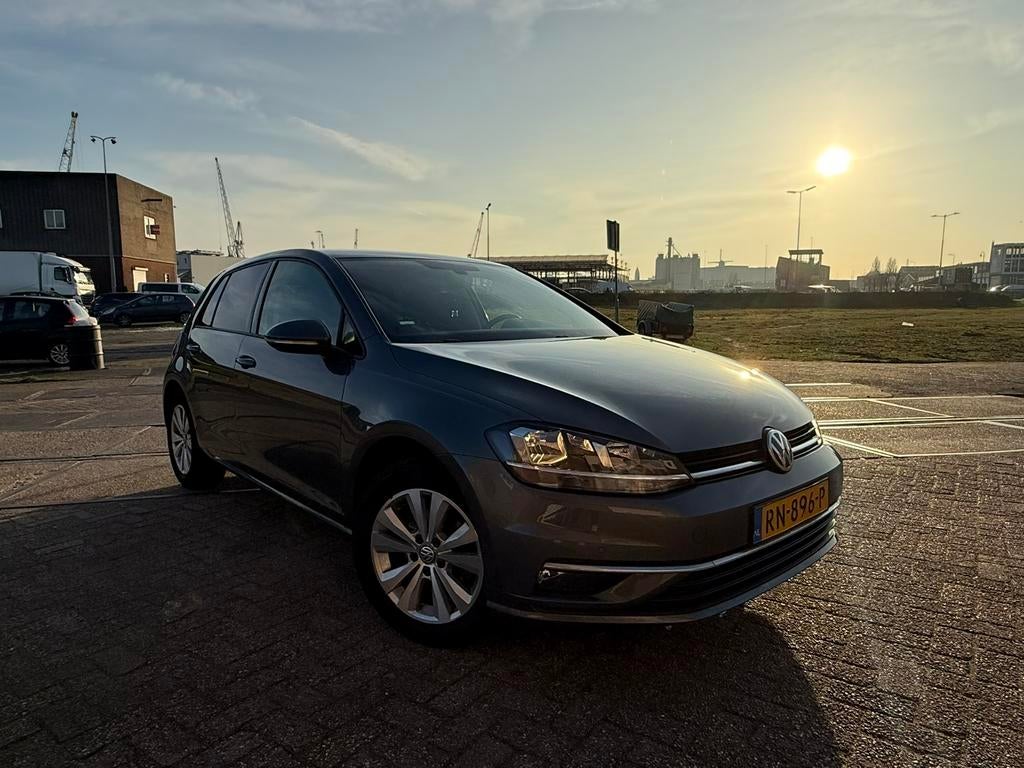 Volkswagen Golf 1.0 TSI 110pk 5D 2018 Grijs, Auto's, 620 kg, Origineel Nederlands, 3 cilinders, 1157 kg