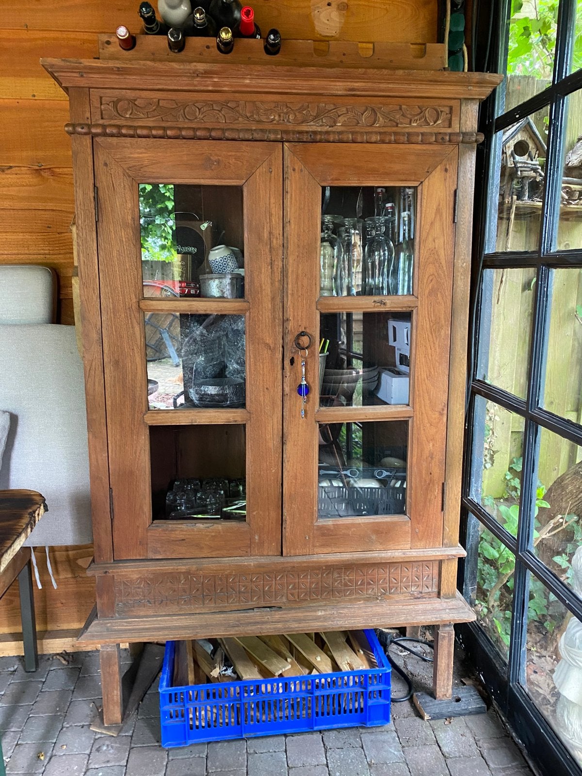 teak kast koloniaal, Ophalen