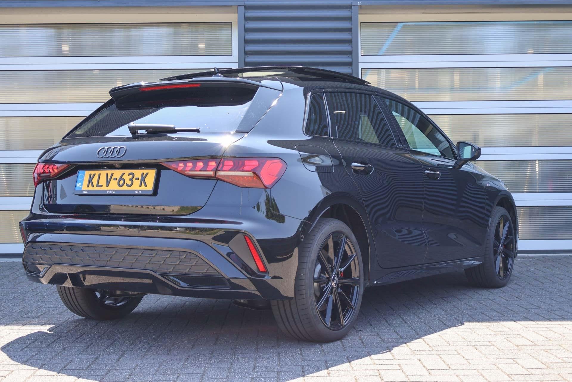 Audi A3 Sportback 45 TFSIe 272pk S edition Competition | Pan, Auto's, Audi, 12 maanden, 4 cilinders, 150 min, Leder en Stof