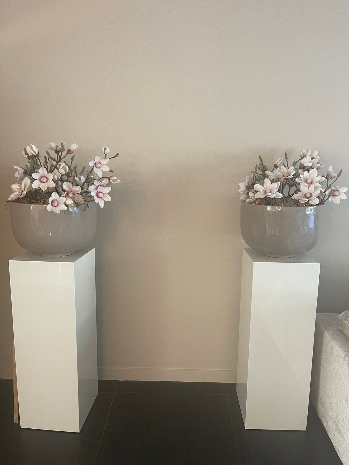 Set van 2 kunstbloemstukken met magnolia's in pot en zuilen, Ophalen, Binnen, Zo goed als nieuw, Meerkleurig