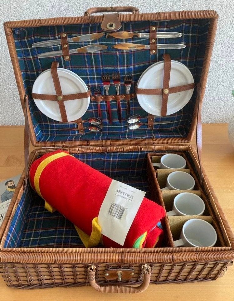 Vintage picknickmand met servies en deken, Ophalen, Gebruikt