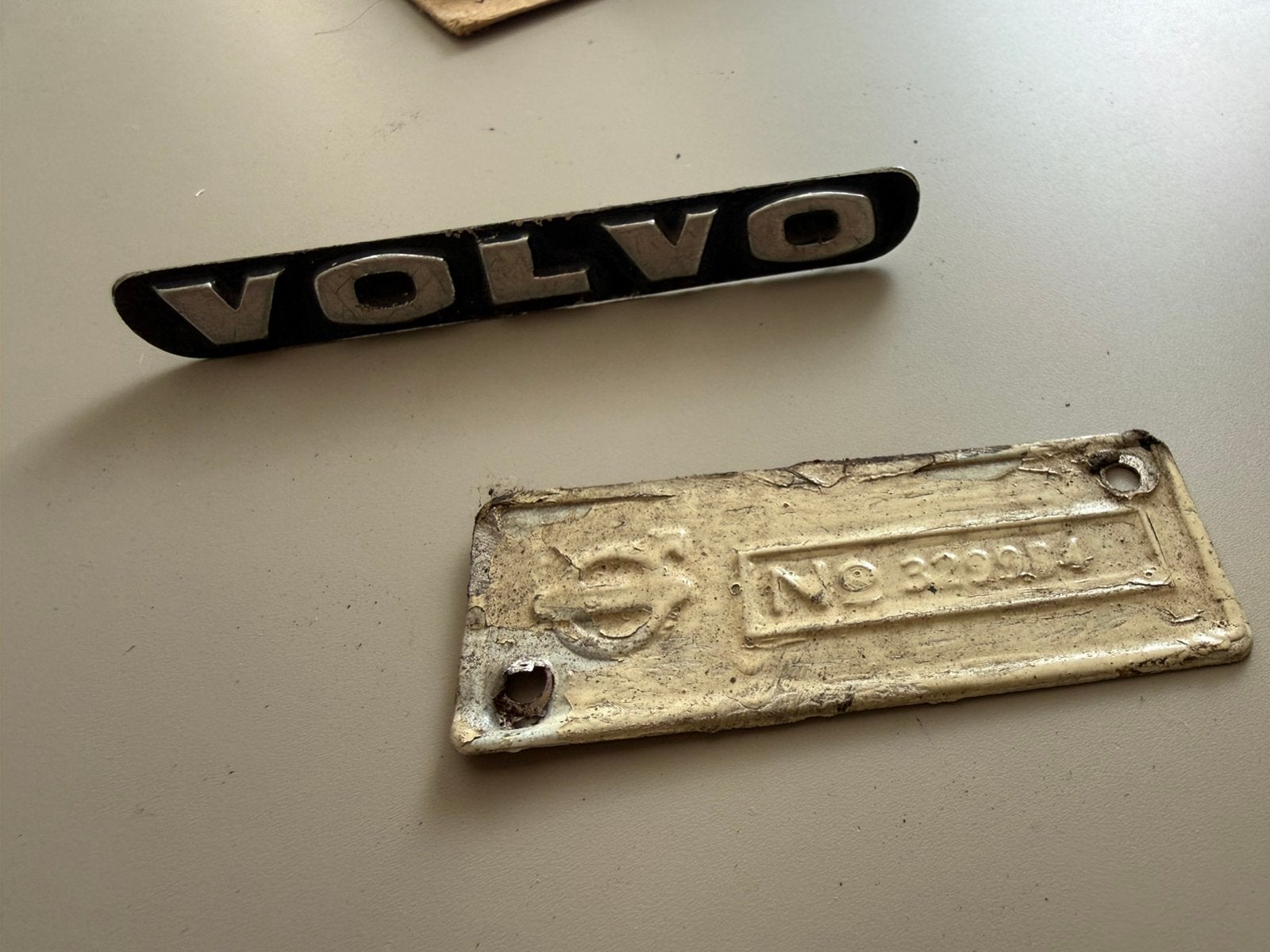 Volvo logo en bodynummer, Ophalen of Verzenden, Gebruikt, Volvo