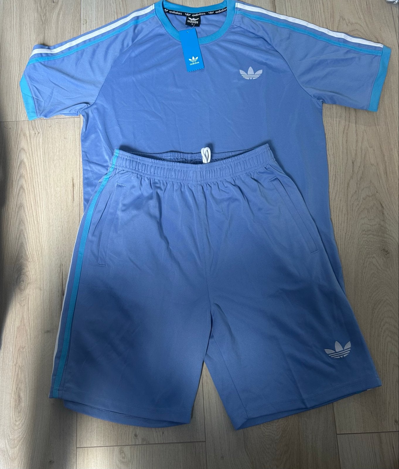 Adidas sportset - shirt en korte broek - lichtblauw, Nieuw, Ophalen of Verzenden, Algemeen, Maat 48/50 (M)