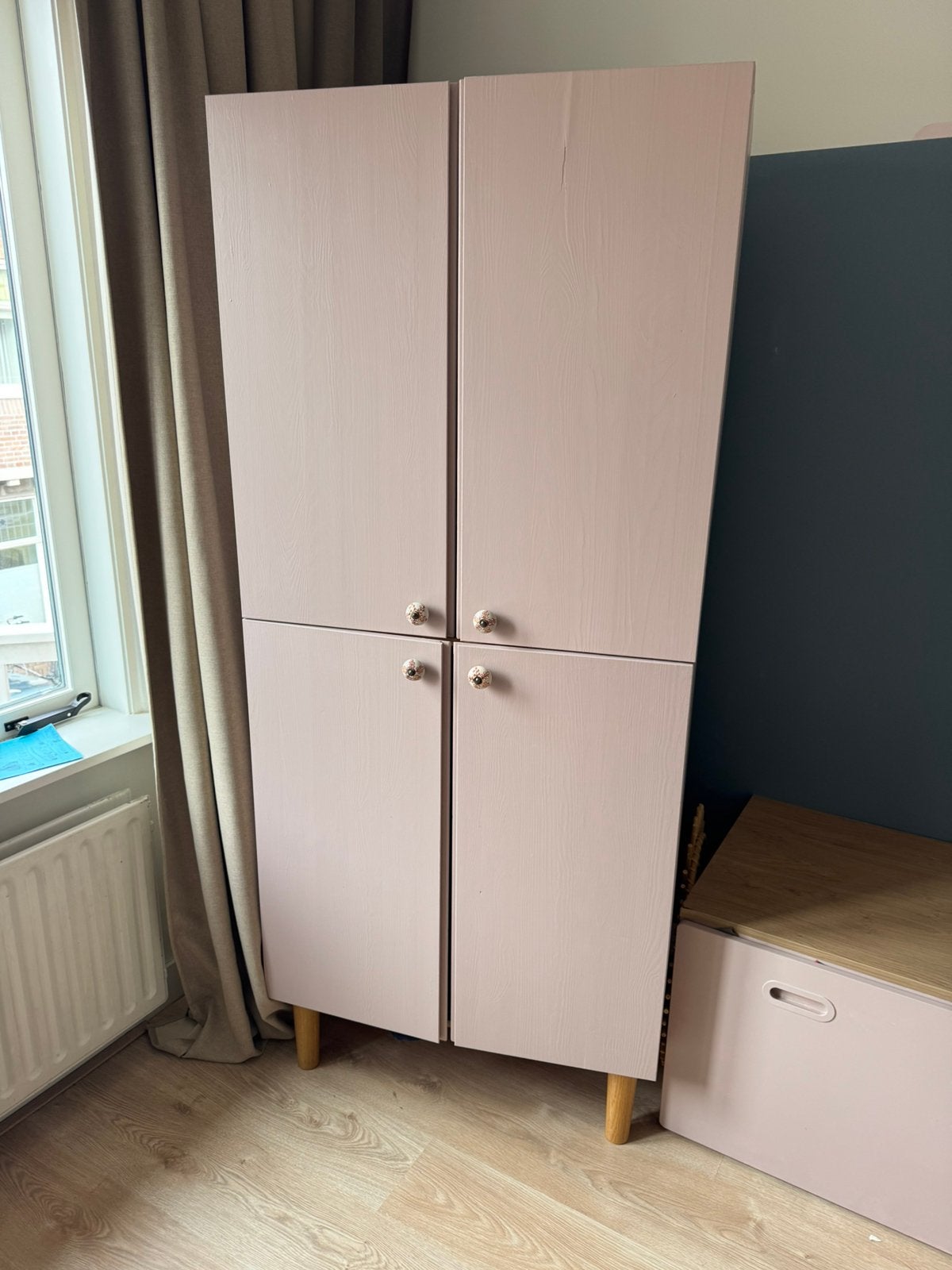 Ivar kast roze met deurknoppen, Ophalen, Zo goed als nieuw