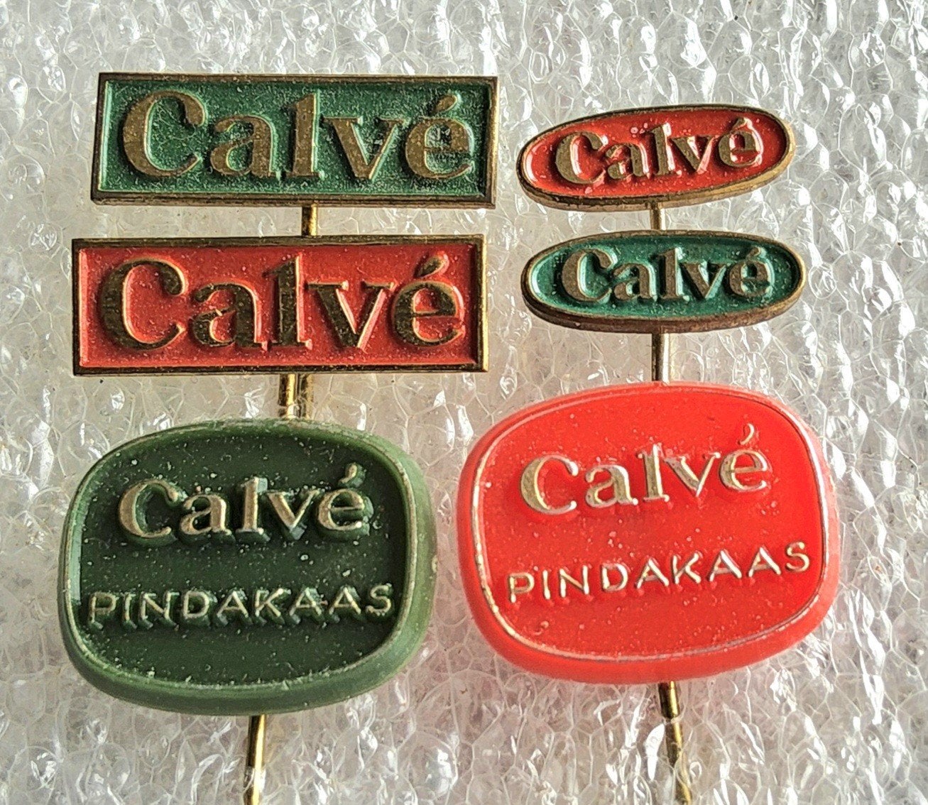 6 Calvé Pindakaas Speldjes - Vintage Collectie, Verzamelen, Ophalen of Verzenden, Gebruikt, Overige onderwerpen, Speldje of Pin