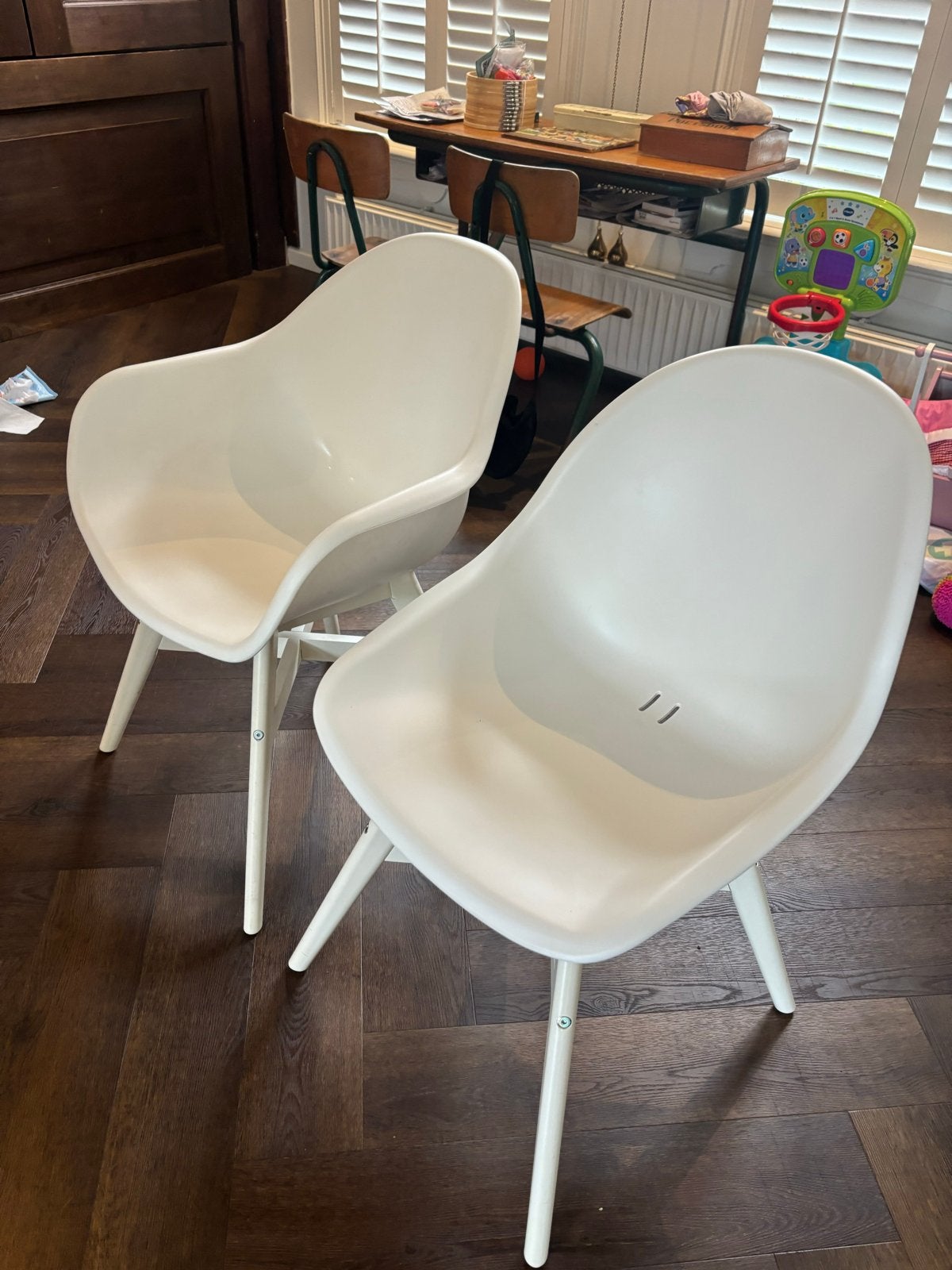 Set van 8 witte stoelen: 4 met en 4 zonder armleuningen, Ophalen, Kunststof, Gebruikt, Wit