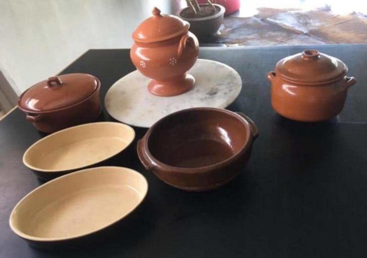 Antieke unieke terracotta aardewerk ovenschalen en potten, Ophalen