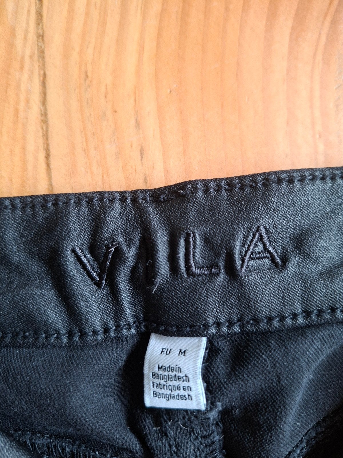 VILA flared broek met coating - Maat M, Kleding | Dames, Maat 38/40 (M), VILA, Zwart, Ophalen of Verzenden