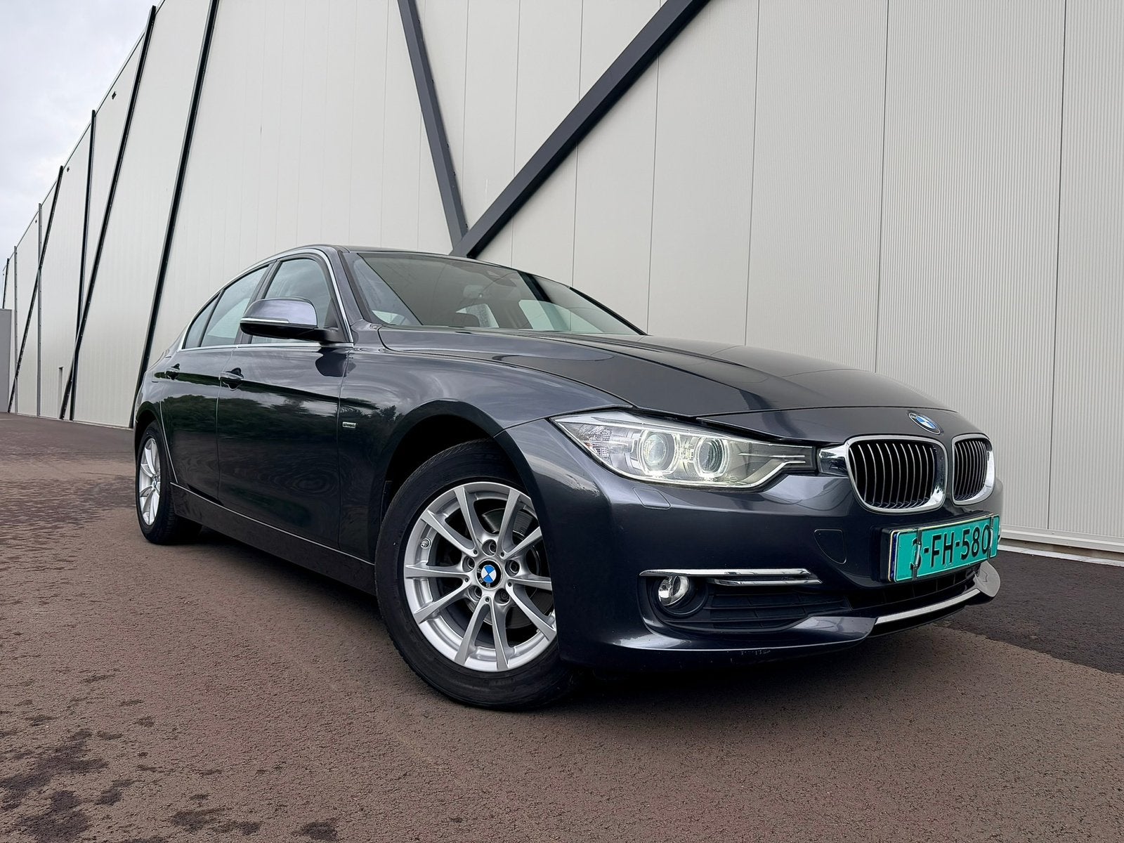BMW 3-serie 316i Luxury Sport | 2e eig.  | Camera | Trkhk, 1360 kg, Dealer onderhouden, 4 cilinders, Origineel Nederlands