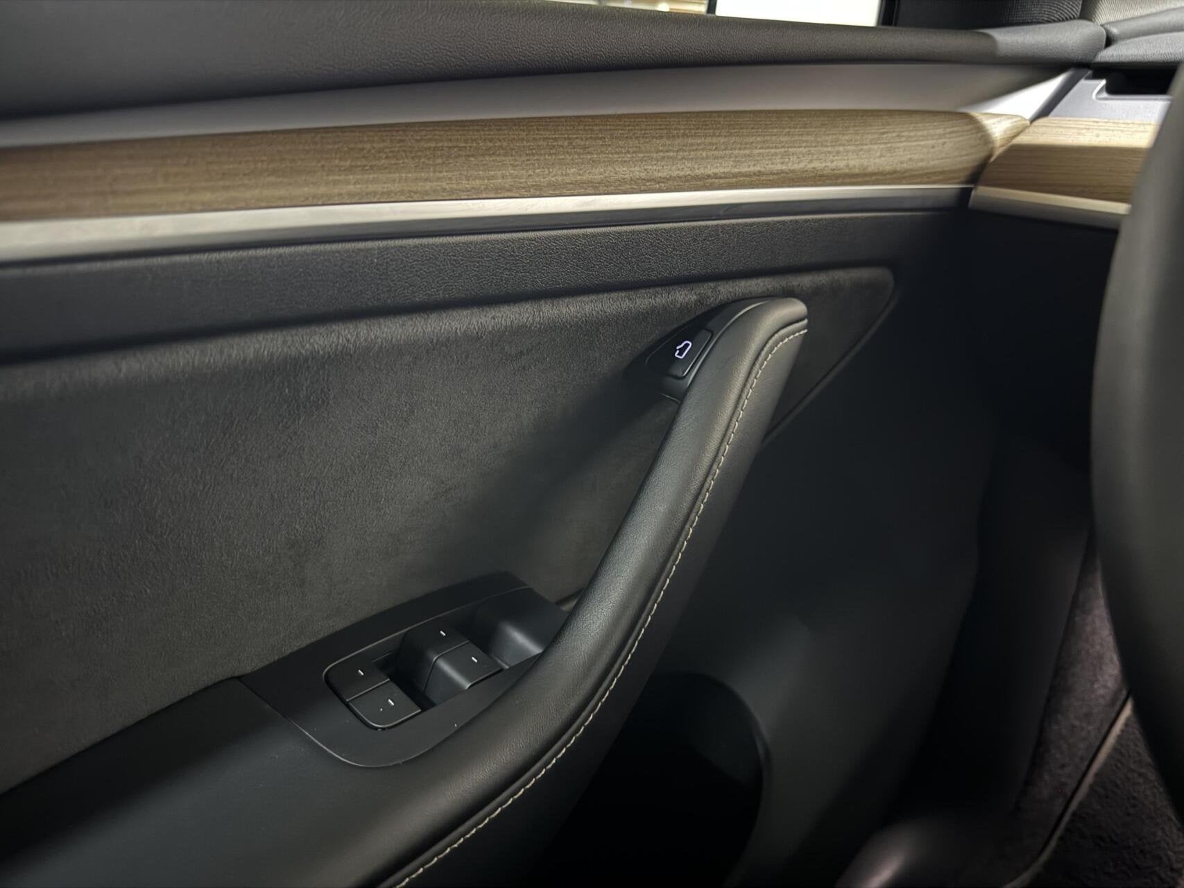 Foto 30 van Tesla Model Y RWD 58 kWh 92% SOH Black Edition Trekhaak FSD