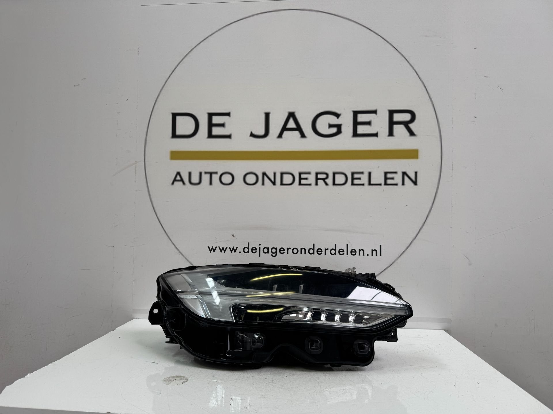 VOLVO S90 V90 VOL LED KOPLAMP RECHTS 32228311, Gebruikt, Gunnar Engellaus vag 8
405 31  Gothenburg, SE, Info@volvocars.com, Ophalen of Verzenden