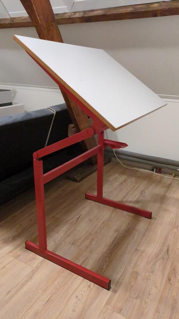 Verstelbare tekentafel met rood onderstel, Ophalen, Gebruikt, Minder dan 130 cm