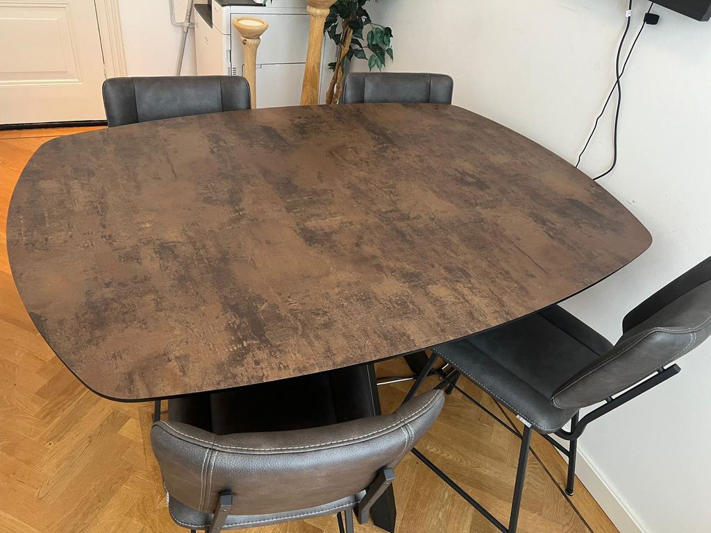 Ovale bartafel roestkleurig met 4 draaibare barstoelen, Huis en Inrichting, Tafels | Eettafels, Ophalen, Zo goed als nieuw, Metaal