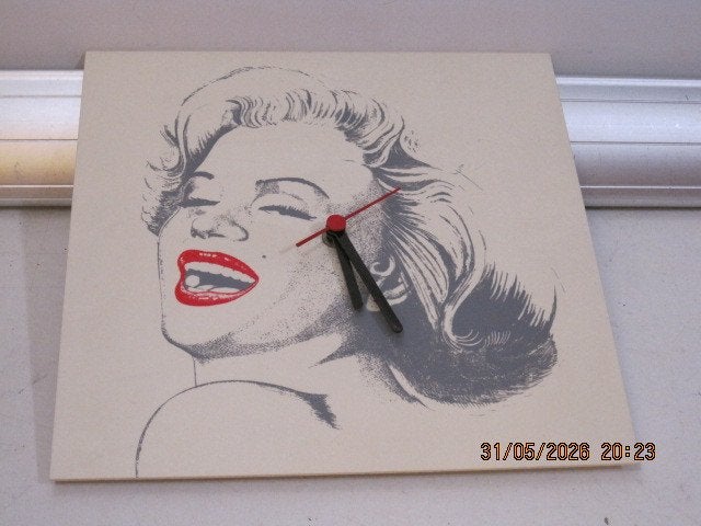 marilyn monroe klok 26/26 cm werkend (393), Ophalen of Verzenden, Gebruikt, Wandklok