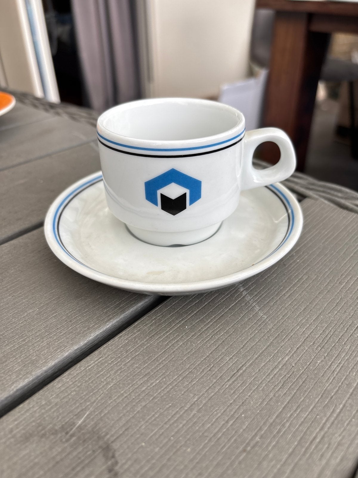 Vintage koffiekopje met schotel - ministerie VROM, Huis en Inrichting, Gebruikt, Keramiek, Vintage, Ophalen of Verzenden