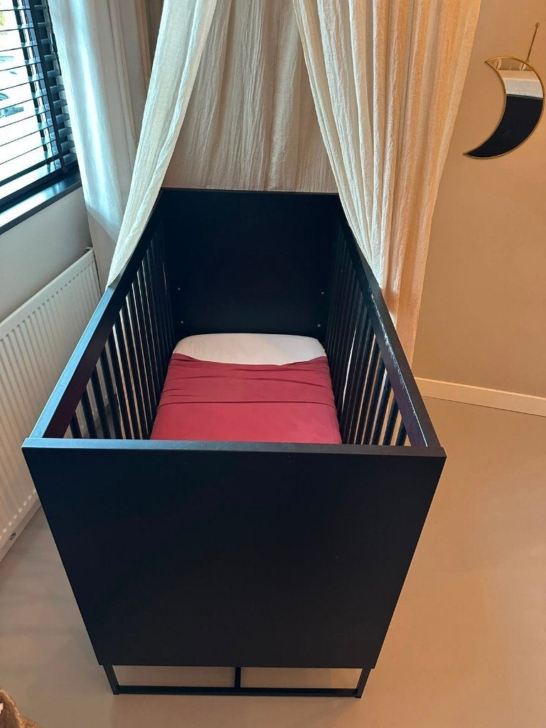 Kidsmill Modular 2 babybed 60x120 mat zwart (incl. matras), Ophalen, Gebruikt, Ledikant