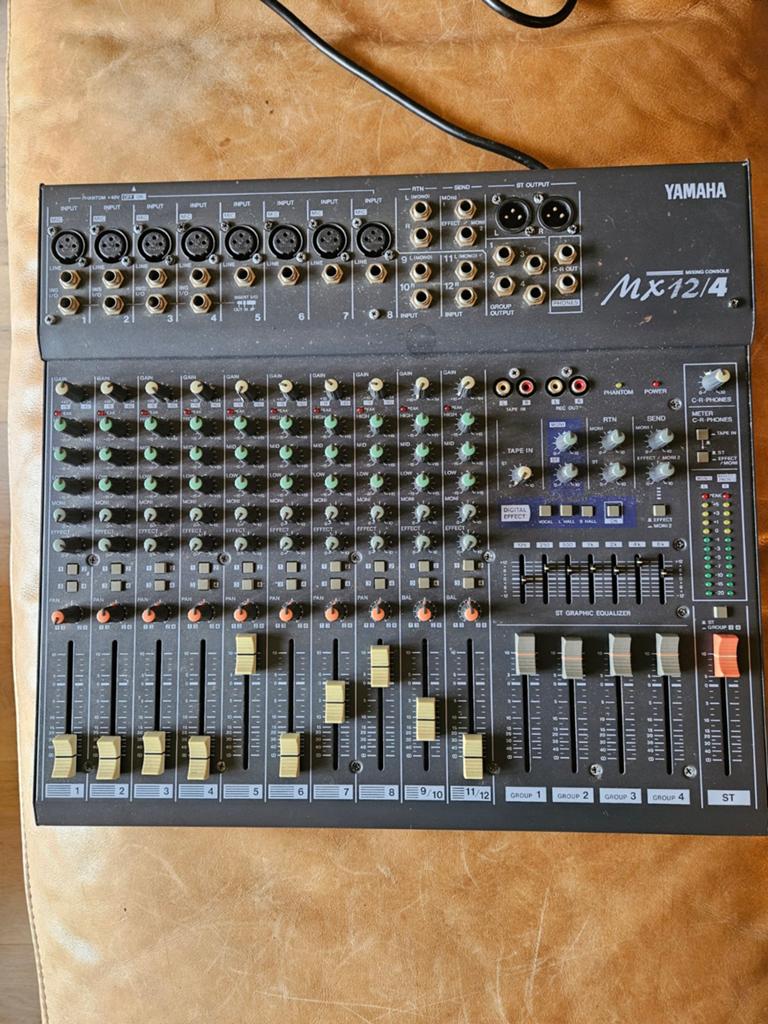 Yamaha MX 12/4 mixer, met flightcase., Muziek en Instrumenten, Ophalen of Verzenden, Gebruikt, 10 tot 20 kanalen, Microfooningang