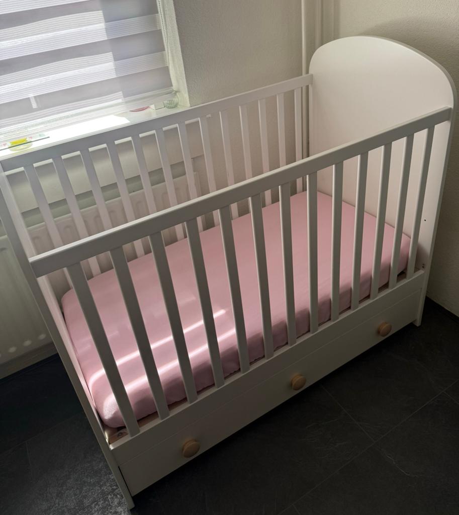 Babybed wit met lade en matras!, Kinderen en Baby's, Kinderkamer | Complete kinderkamers, Gebruikt, Jongetje of Meisje, Ophalen
