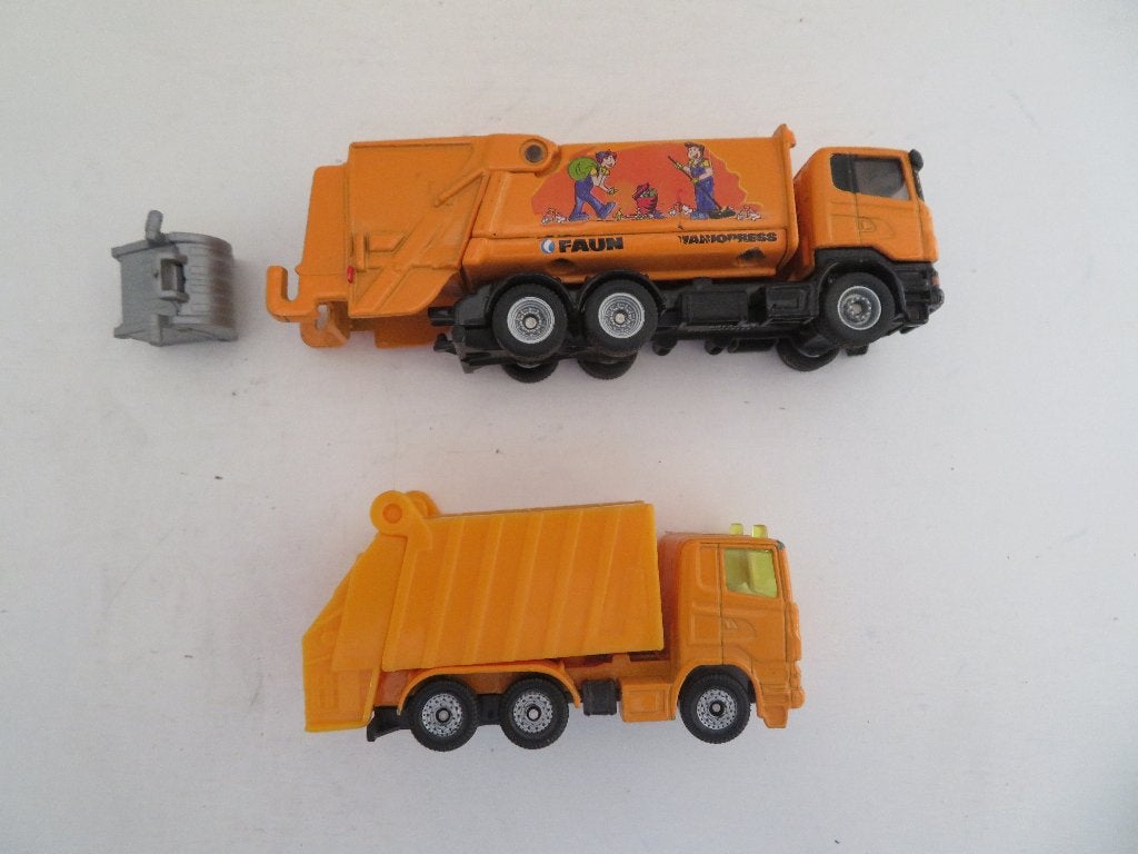 2x Siku Vuilnisauto's 1x een Scania met container, Ophalen of Verzenden, Bus of Vrachtwagen