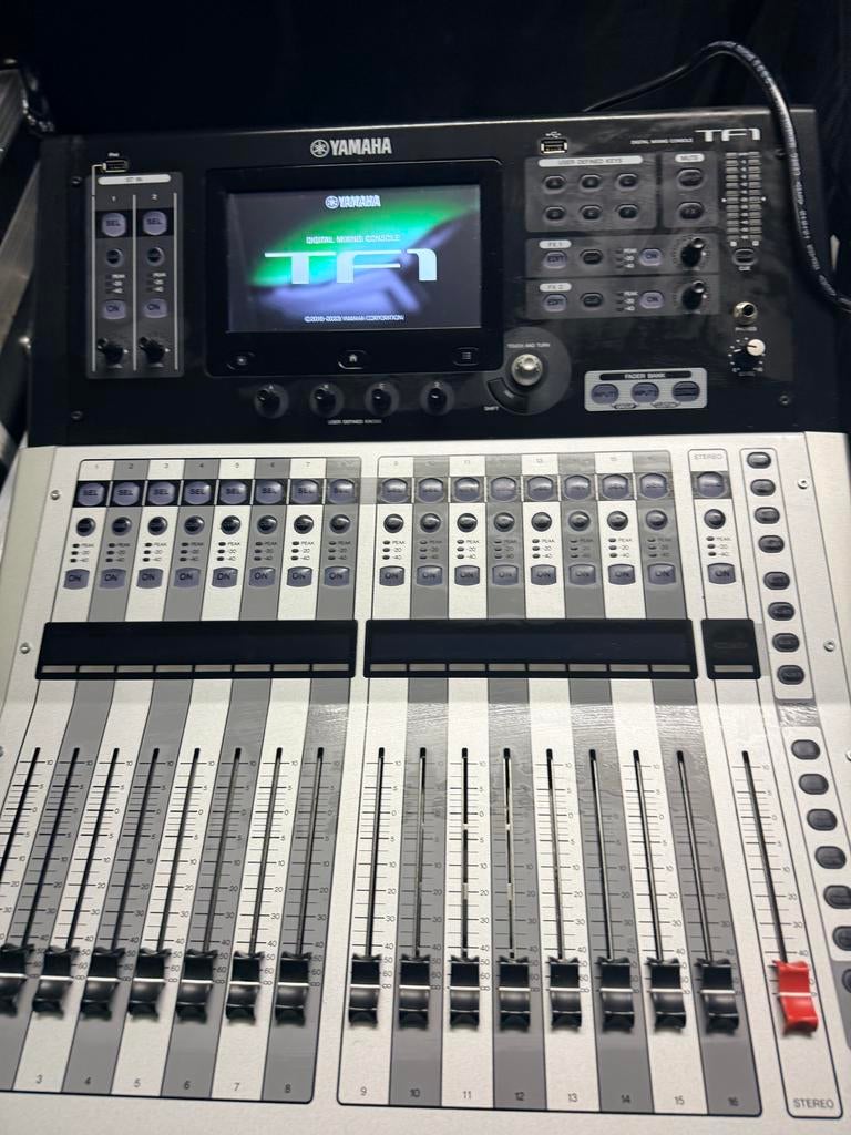 Yamaha TF1 met NY64-D Dante kaart en Tio1608-D stagebox, Muziek en Instrumenten, Mengpanelen, Ophalen, Gebruikt, 20 kanalen of meer